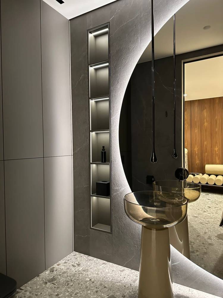 Lavabo Antonio Lupi, miscelatore a soffitto Gessi, accessori Decor Walther